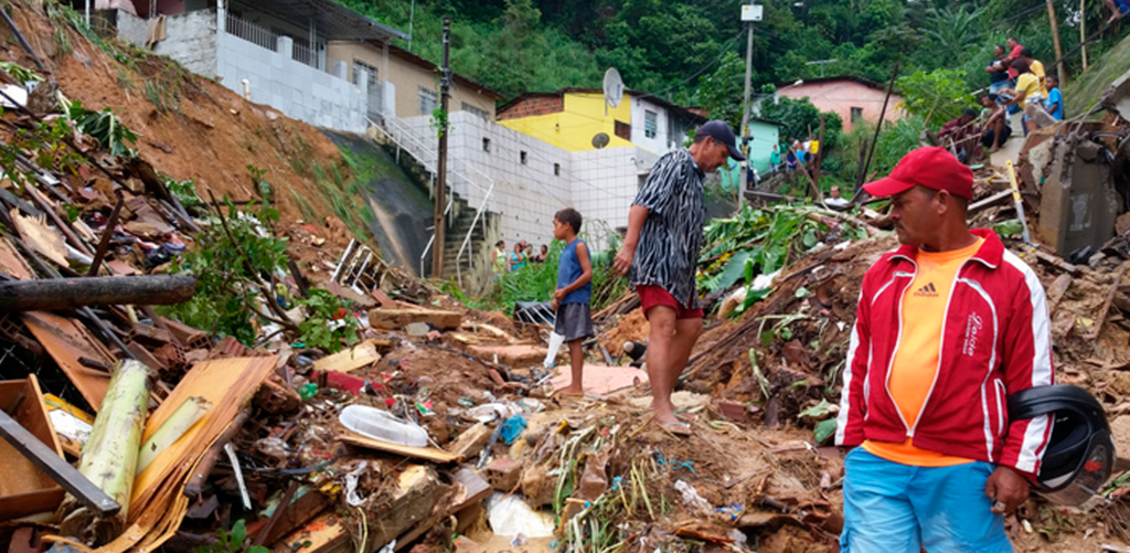 Deslizamento provocado pela ocupação irregular das Áreas de Preservação Permanente.