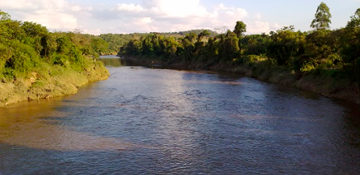 Itararé situa-se em uma área conhecida como Campos de São Pedro, que vai do rio Verde até o rio Itararé, que dá o nome ao município.