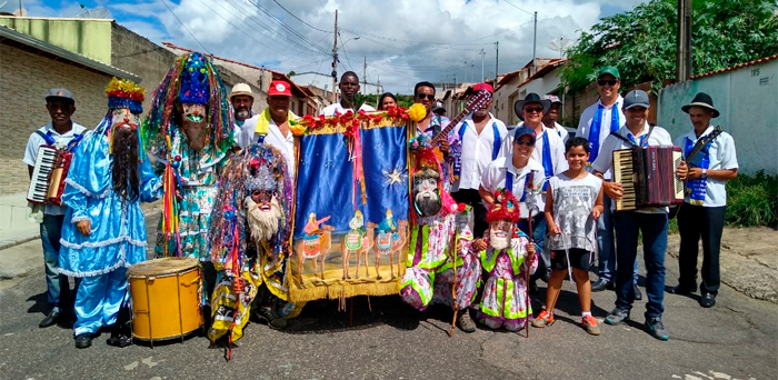 A festa recebe esse nome pois trata-se de um cortejo religioso que ocorre entre o Natal e a Festa de Reis, no dia 6 de janeiro.