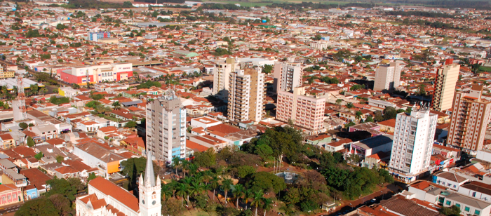 Vista aérea de Sertãozinho, que mostra a Igreja Matriz e a praça considerada marco zero da cidade.