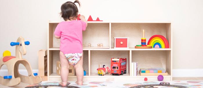 Criança em quarto montessoriano