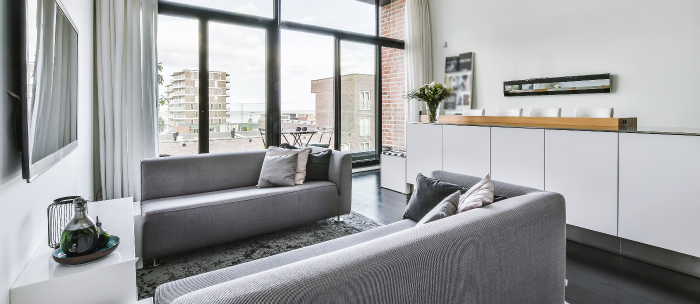 Sala contemporânea com cores neutras