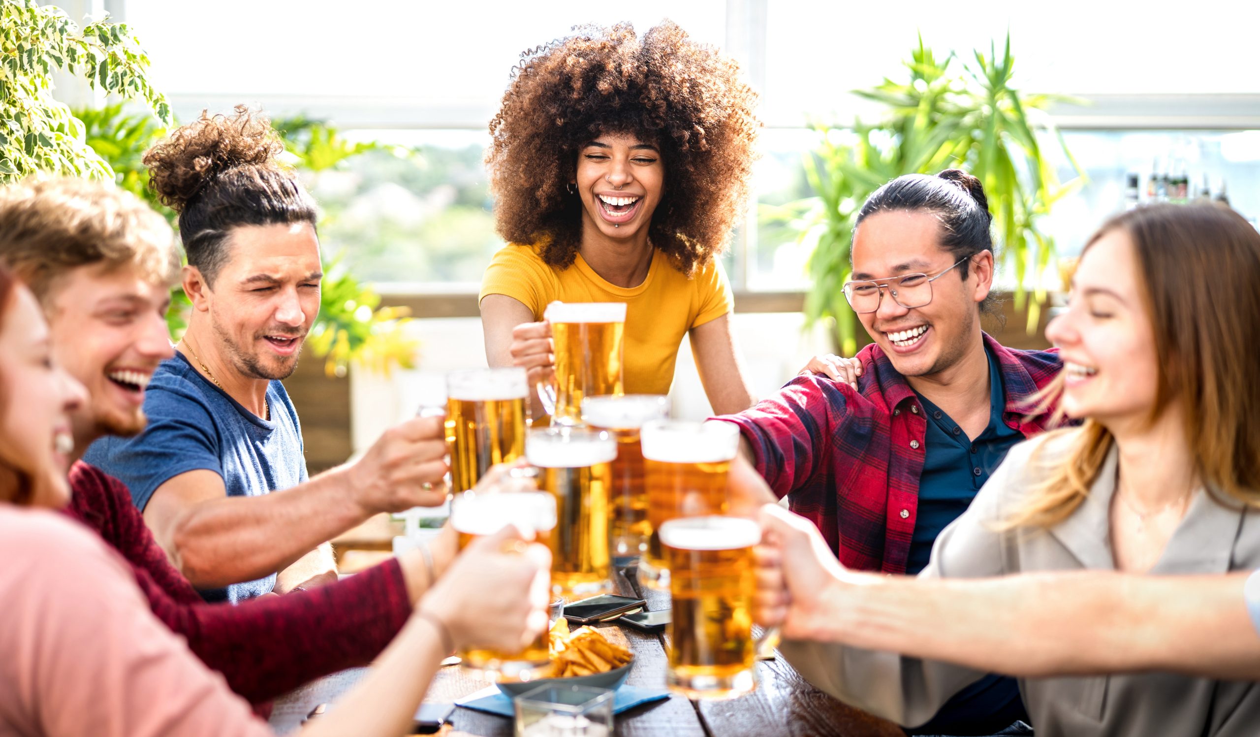 Amigos reunidos em bar em casa