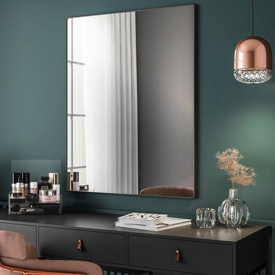 Os espelhos retangulares são uma opção simples e elegante para os ambientes