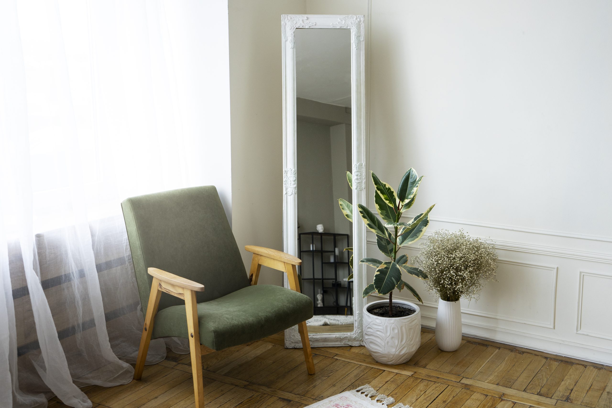 Os espelhos também podem fazer parte da decoração, sendo mais um elemento para compor e encher um ambiente de vida e estilo