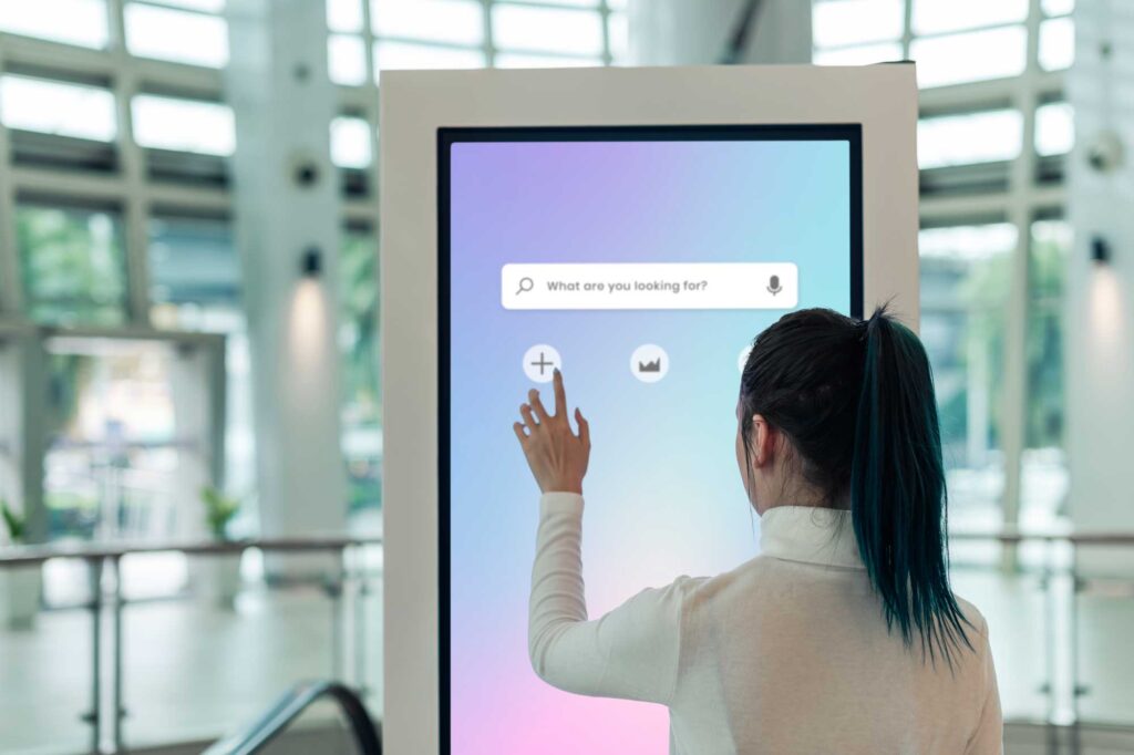 As estratégias Phygital são importantes porque permitem que as marcas criem experiências mais integradas, personalizadas e envolventes para seus consumidores.