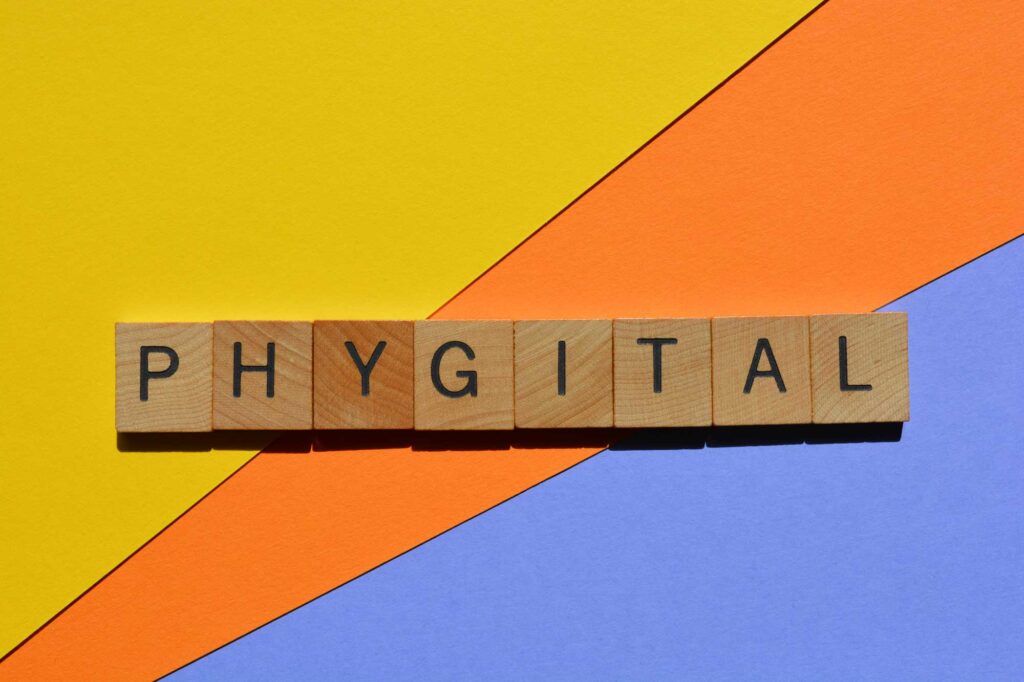 "Phygital" significa a incorporação de funcionalidades digitais na experiência física do cliente, e vice-versa. É um processo que integra esses dois mundos para criar facilidade, conveniência e autonomia
