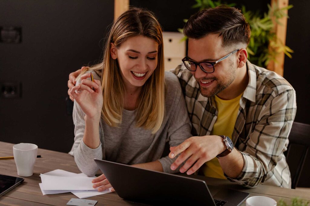 Com uma abordagem diferente em relação ao mercado imobiliário em comparação às gerações anteriores, os millennials têm priorizado a flexibilidade, a mobilidade e a experiência do usuário em suas decisões de compra.