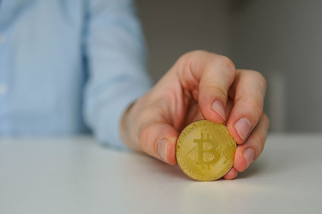 Quando falamos em transações imobiliárias realizadas de forma online, estamos falando não apenas da compra e venda de imóveis online, mas também da “tokenização” – uma forma de investimento que permite que indivíduos ou empresas possuam uma propriedade por meio de tokens digitais.