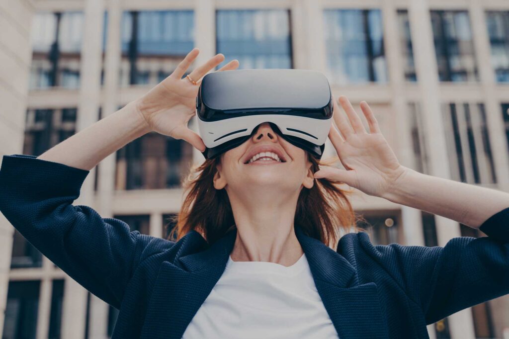 A interação com o ambiente urbano também pode ser aprimorada através de tecnologias como realidade aumentada e realidade virtual para criar experiências imersivas e interativas.