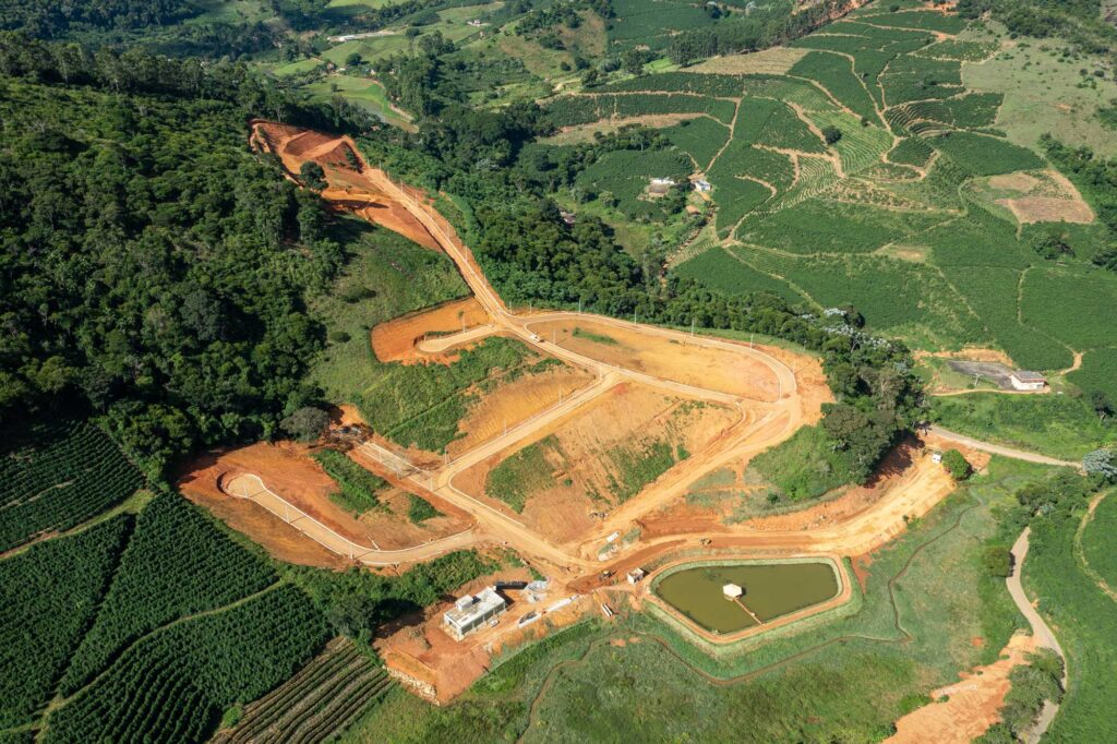 Os drones podem ser utilizados para capturar imagens panorâmicas de alta resolução. Elas oferecem uma perspectiva imersiva que permite aos compradores explorar o loteamento virtualmente, experimentando uma visão de 360 graus dos arredores e dos espaços abertos