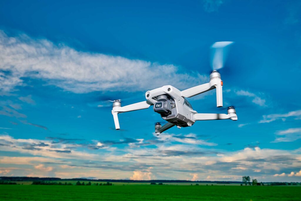 A utilização de drones como ferramentas de marketing imobiliário emergiu como uma abordagem revolucionária que vai além dos métodos tradicionais de divulgação.