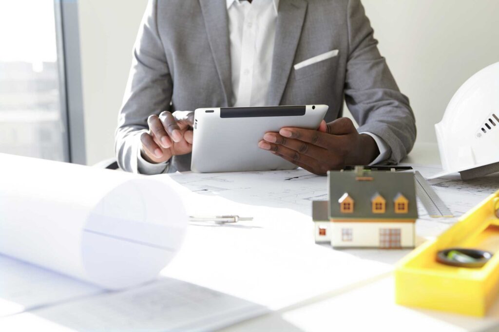 o CRM capacita as empresas imobiliárias a compreenderem profundamente as necessidades e preferências individuais dos potenciais compradores, elevando a experiência de compra a um novo patamar