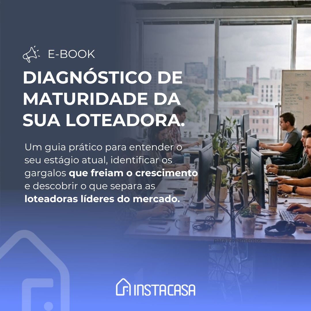 Imagem de um escritório de uma loteadora com pessoas trabalhando. Texto: Diagnóstico de maturidade para loteadoras. Onde sua loteadora está, e onde ela precisa chegar.
